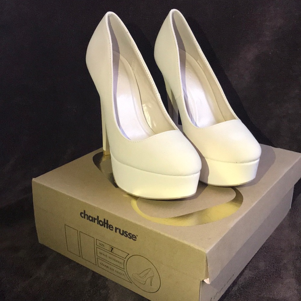 Beautiful BRAND NEW nude pumps for sale!